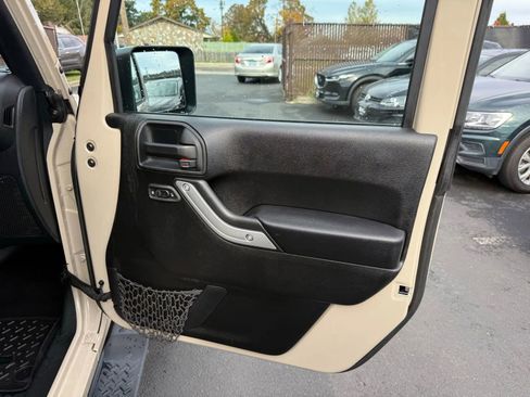 Used 2016 Jeep Wrangler Unlimited Sahara w/ Connectivity Group image 16