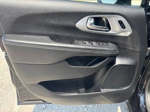 Used 2025 Chrysler Pacifica Limited FWD image 16