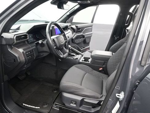 Used 2025 Toyota Tacoma SR5 AWD/4WD image 5