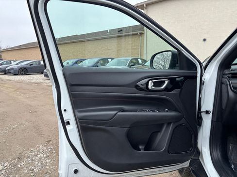 Used 2025 Jeep Compass Trailhawk image 18