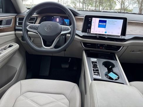 Used 2024 Volkswagen Atlas SE image 17