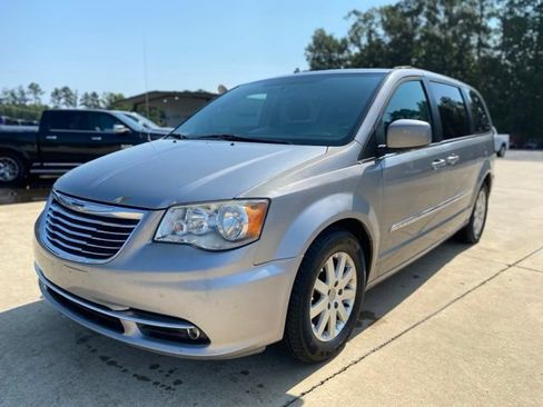 Used 2016 Chrysler Town & Country Touring FWD image 10
