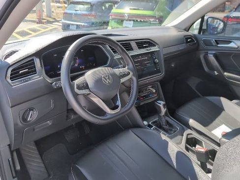 Used 2022 Volkswagen Tiguan SE image 8