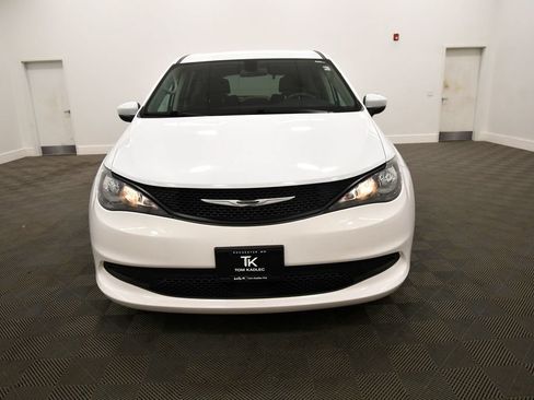 Used 2022 Chrysler Voyager LX FWD image 11