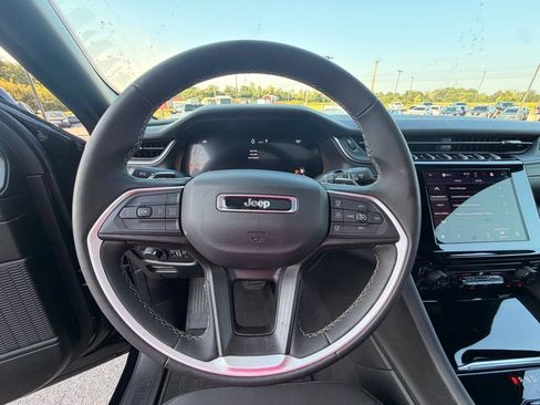 Used 2024 Jeep Grand Cherokee Laredo X AWD/4WD image 18