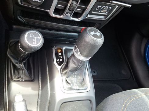 Used 2025 Jeep Wrangler Unlimited Sahara AWD/4WD image 27