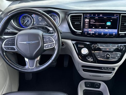 Used 2021 Chrysler Pacifica Touring-L image 14