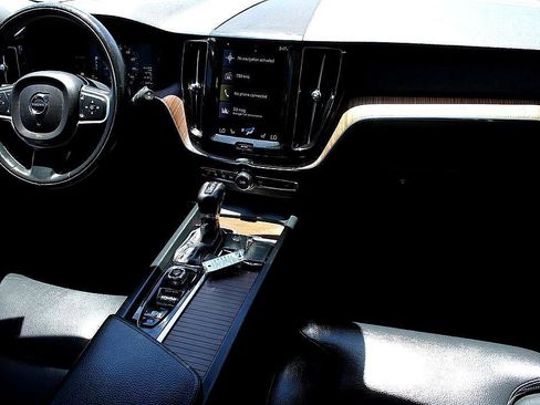 Used 2019 Volvo XC60 T6 Momentum w/ Advanced Package image 16