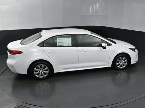 Used 2025 Toyota Corolla LE image 32