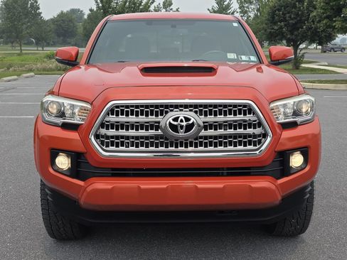Used 2017 Toyota Tacoma TRD Sport w/ Tow Package (A/T) AWD/4WD image 3