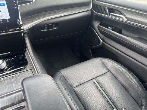 Used 2024 Jeep Wagoneer L Series II w/ Flexible Seating Group AWD/4WD image 16