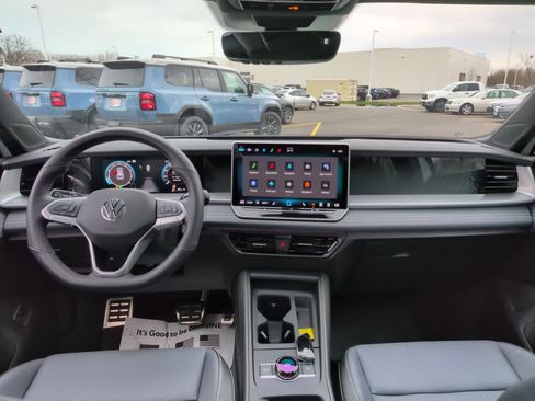 Used 2025 Volkswagen Tiguan SE R-Line image 11