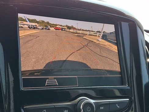 Used 2020 Chevrolet Traverse LT FWD image 19