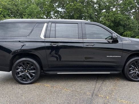 Used 2025 Chevrolet Suburban High Country AWD/4WD image 6