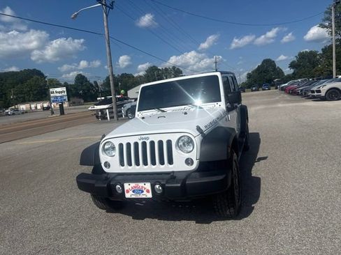 Used 2015 Jeep Wrangler Unlimited Rubicon w/ Connectivity Group AWD/4WD image 6