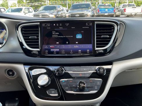 Used 2023 Chrysler Pacifica Touring-L FWD image 21