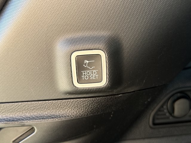 Used 2023 Jeep Grand Cherokee Altitude AWD/4WD image 6
