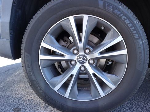 Used 2018 Toyota Highlander Plus w/ Carpet Mat Package (TMS) image 14