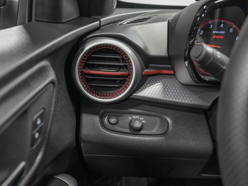 Used 2025 Chevrolet Trax RS FWD image 16