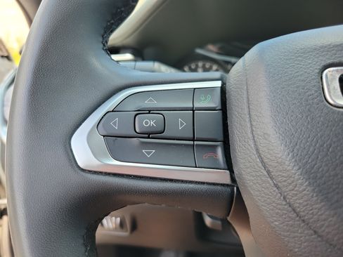 Used 2024 Jeep Compass Latitude AWD/4WD image 16