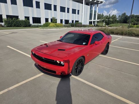 Used 2015 Dodge Challenger R/T Scat Pack RWD image 2