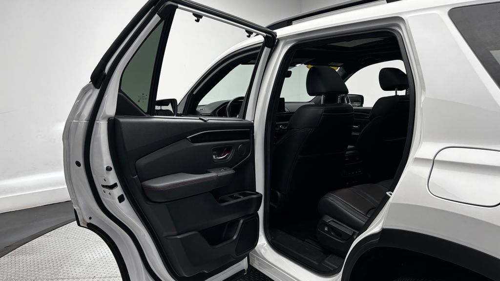 Certified 2025 Honda Pilot Black Edition image 41