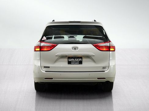 Used 2018 Toyota Sienna XLE w/ XLE Navigation Package AWD/4WD image 4