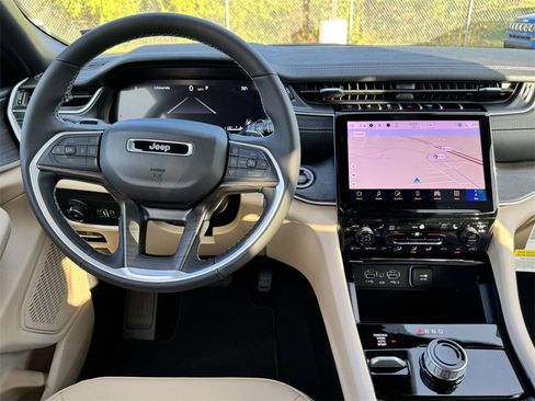 New 2025 Jeep Grand Cherokee Limited image 17