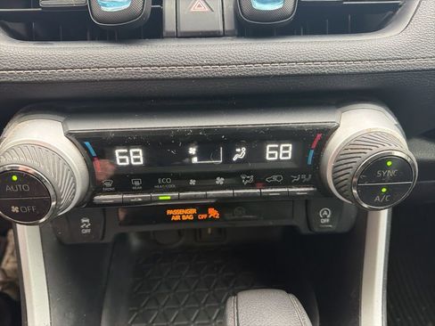 Used 2020 Toyota RAV4 XLE FWD image 12