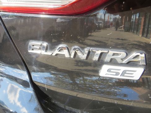 Used 2018 Hyundai Elantra SE image 9