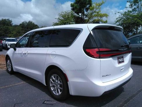 Used 2025 Chrysler Pacifica Select FWD image 2