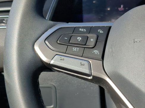 Used 2022 Volkswagen Tiguan SE image 17