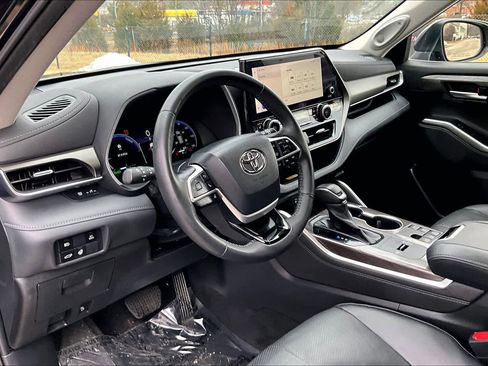 Used 2023 Toyota Highlander Limited image 18