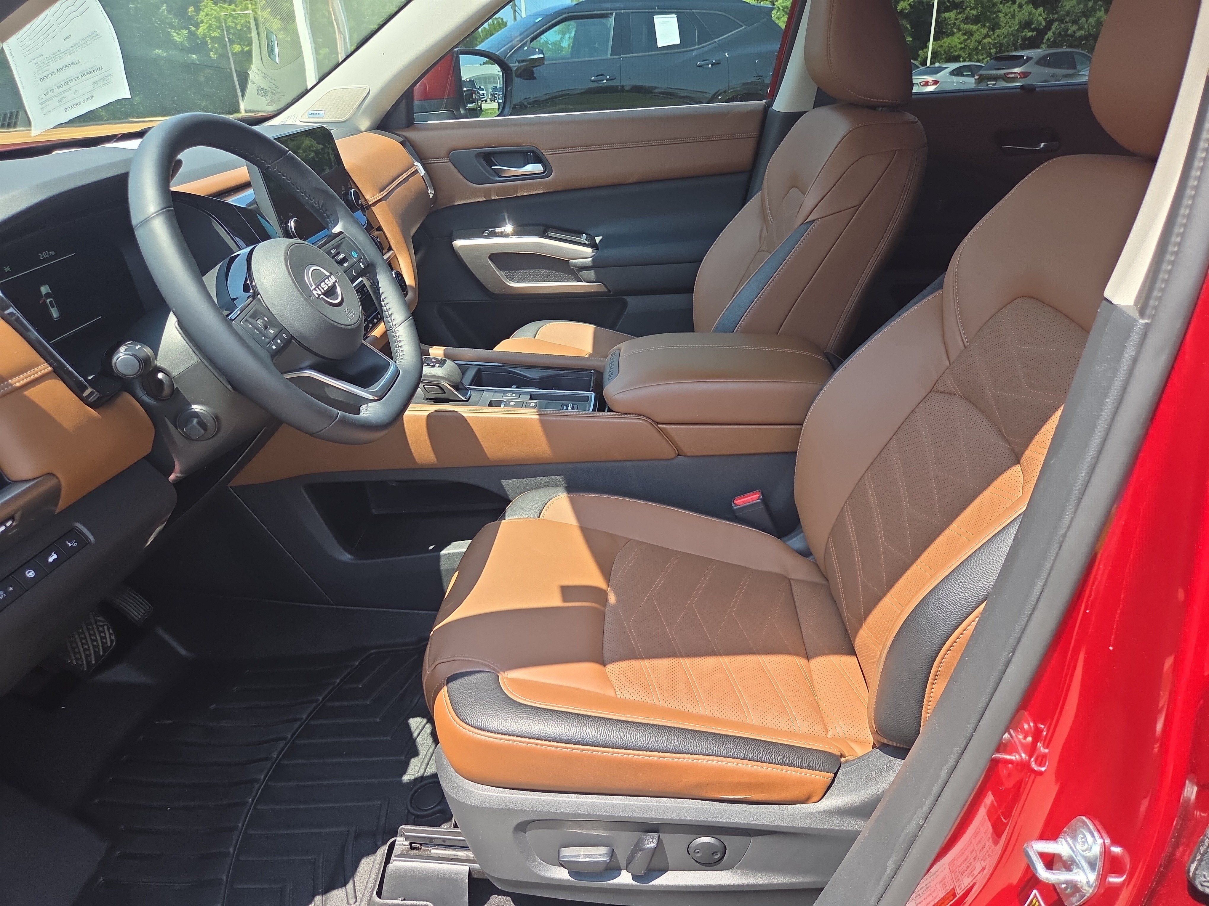 Used 2024 Nissan Pathfinder Platinum FWD image 5