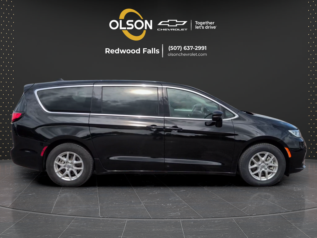 Used 2024 Chrysler Pacifica Touring-L FWD image 6