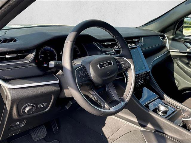 Used 2025 Jeep Grand Cherokee Altitude RWD image 8