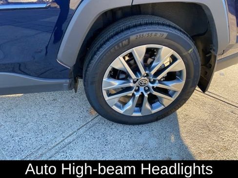 Used 2022 Toyota RAV4 XLE Premium AWD/4WD image 19