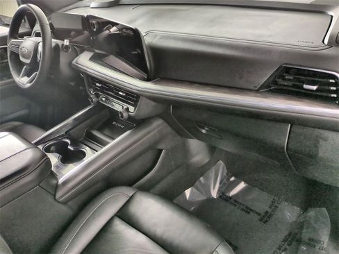 Used 2025 Chevrolet Suburban Z71 image 28