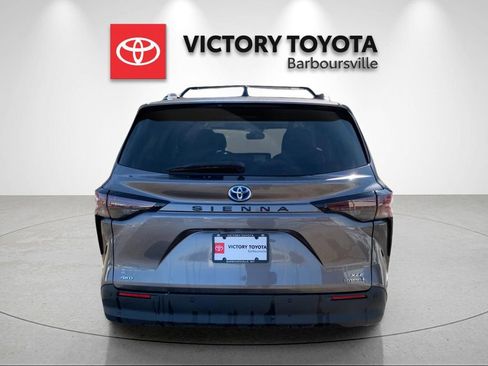 Used 2024 Toyota Sienna XLE image 4
