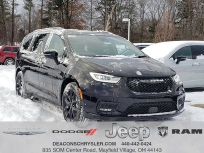 New 2026 Chrysler Pacifica Select w/ S Appearance Package