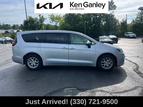 Used 2023 Chrysler Pacifica Touring-L FWD image 4