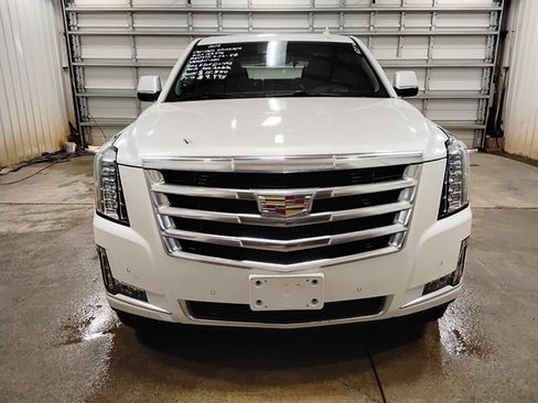 Used 2017 Cadillac Escalade Luxury AWD/4WD image 7