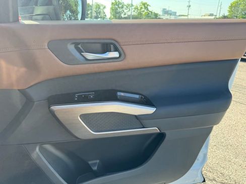 Used 2025 Nissan Pathfinder Platinum image 27