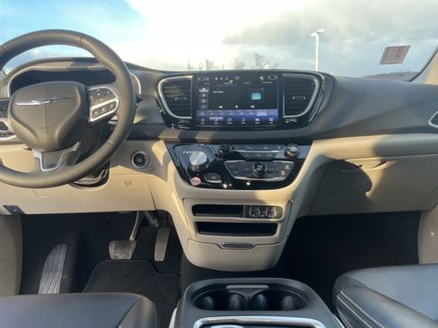 Used 2024 Chrysler Pacifica Touring-L image 15