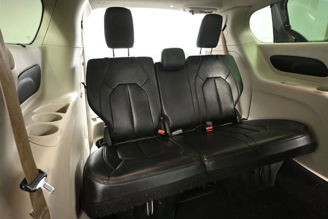 Used 2020 Chrysler Pacifica Touring-L FWD image 30