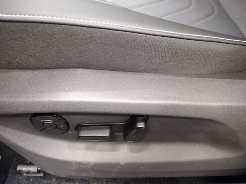 Used 2025 Volkswagen Tiguan SE FWD image 19