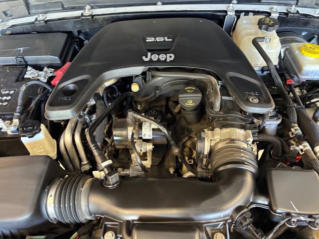 Used 2021 Jeep Wrangler Unlimited Sahara w/ Cold Weather Group AWD/4WD image 23