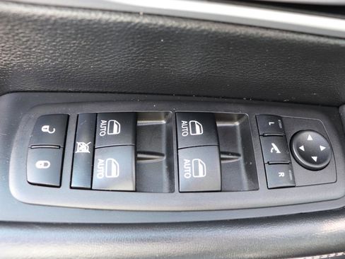 Used 2025 Chrysler Pacifica Limited FWD image 51