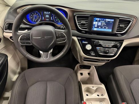 Used 2022 Chrysler Voyager LX FWD image 23