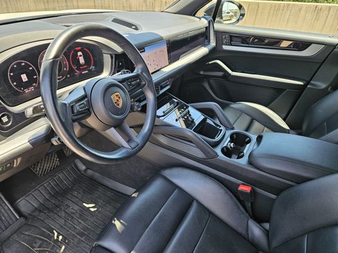 Certified 2024 Porsche Cayenne AWD/4WD image 4